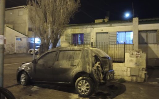 Impresionante incendio de un auto en plena madrugada