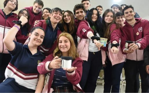 Tienen 17 años y fabricaron en la escuela tapavasos “antidrogas” para llevar al boliche