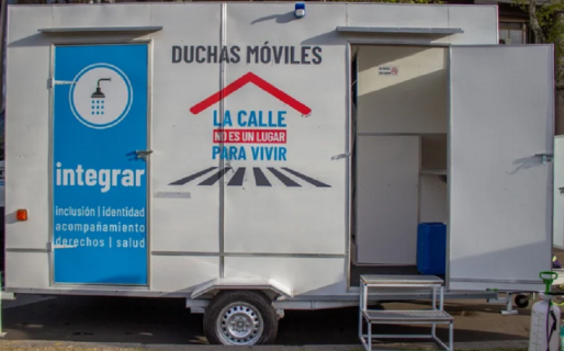 Protesta: Grabois instaló duchas móviles frente al Congreso