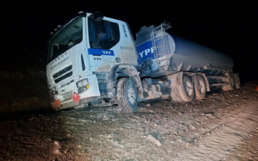 Un camión de YPF que salió de Comodoro casi vuelca cerca de Gan Gan