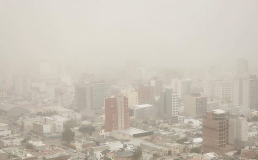 Comodoro envuelta en una nube de polvillo proveniente del Colhué Huapi