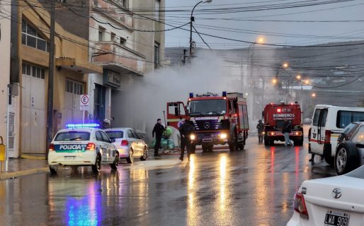 Bomberos combatieron el incendio de un depósito