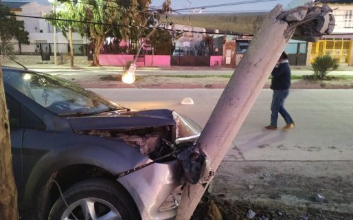 Manejaba borracho y se «tragó» un poste de luz