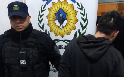 Tenía doble pedido de captura y estaba «de copas» en un bar