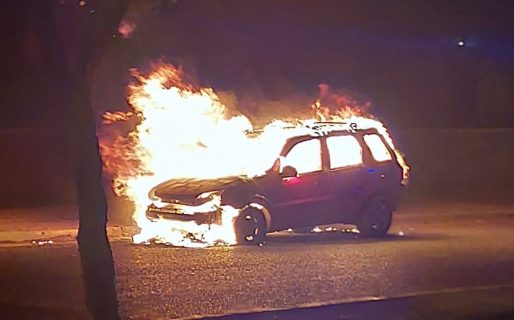 Un vehículo quedó consumido por las llamas en plena calle