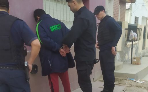 Circulaba por la vía pública y tenía pedido de captura