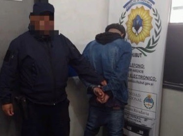 Amenazó a empleados de tránsito con un arma blanca y fue detenido