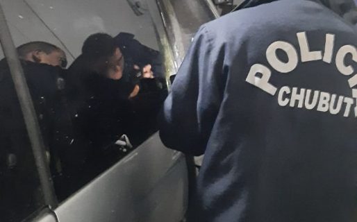 Un menor que robaba un auto quiso esconderse en ‘posición fetal’ y terminó detenido