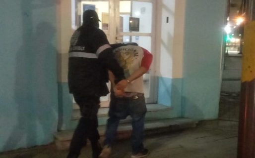 Intentó darse a la fuga, golpeó e insultó a la policía y terminó detenido