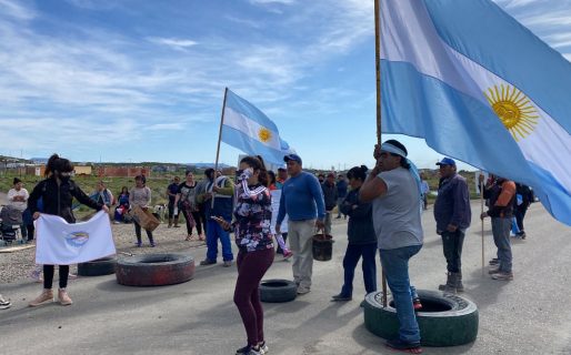 Por el desalojo de algunas familias, vecinos de El Faro cortan la Ruta 1