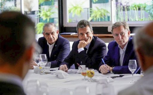 En alerta por el Mundial, el Gobierno analiza subir el recargo para compras con tarjeta en el exterior