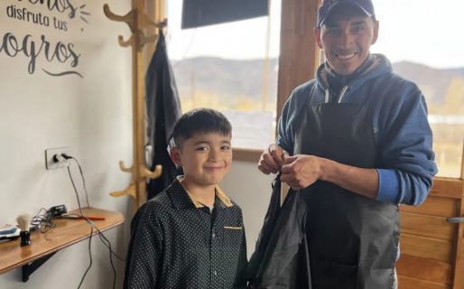 Tiene 8 años, su papá es analfabeto y con sus hermanas le leen y hacen las cuentas del negocio