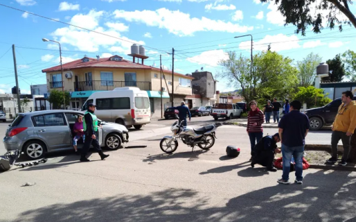 Manejaba en su moto, chocó contra un auto y se quebró el tobillo