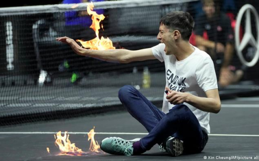 Interrumpió un partido de tenis para prenderse fuego el brazo