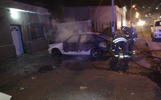 Se quemó un auto en el barrio Ceferino y tuvo pérdidas totales