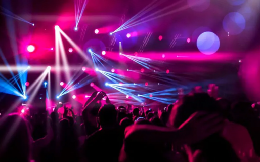 La historia del templo mormón que funciona como boliche por la noche: “Alaban a Dios escuchando a la Mona Jiménez”