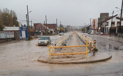 Desbordó el canal de la avenida Roca y produjo un caos sobre Kennedy abajo