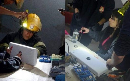 Apretó el botón del inodoro y se le atoró el dedo