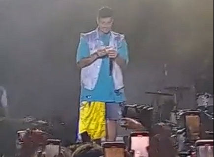 Duki tuvo que parar su recital para abrir un paquete de figuritas