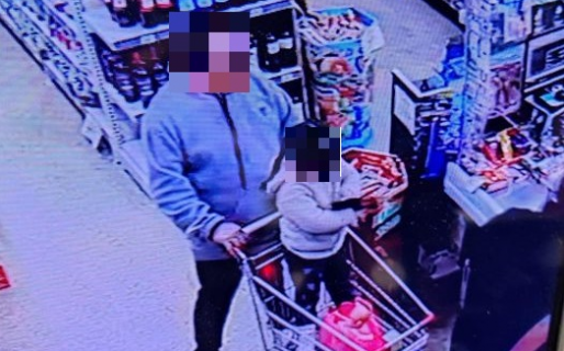 Entró a un supermercado chino con su hija y se robó el carrito de las compras