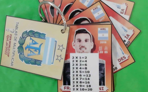 Ingenio comodorense: venden las tablas de multiplicar impresas en figuritas del Mundial