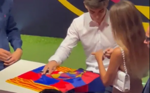 Un jugador del Barcelona estaba firmando autógrafos y recibió el número de una chica