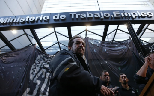 Crisis de los neumáticos: el Gobierno presiona para que se levanten los bloqueos y el conflicto se resuelva esta tarde