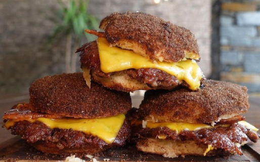 ¿La probarías? Venden una hamburguesa hecha de ‘tortita negra’ que revolucionó las redes