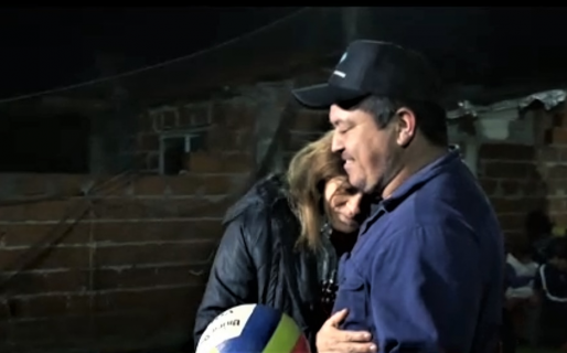 Organiza torneos de vóley en el patio de su casa para costear su tratamiento médico