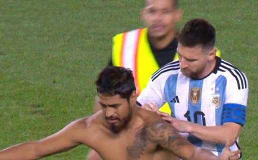 Furor por el 10: tres hinchas se colaron en la cancha para saludar a Messi