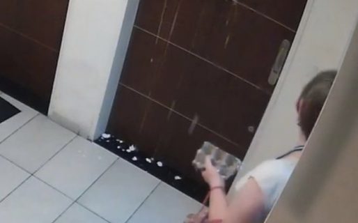 Grabó a su vecina cuando le tiraba excremento y huevos en la puerta de su departamento