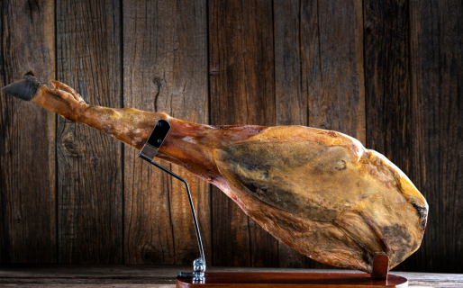 Le hizo una escena de celos por una pata de jamón y causó furor en las redes