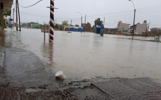 Por la gran acumulación de agua, la Avda Kennedy está intransitable
