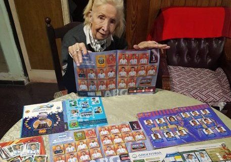 Tiene 75 años y elige gastar la jubilación en figuritas del Mundial