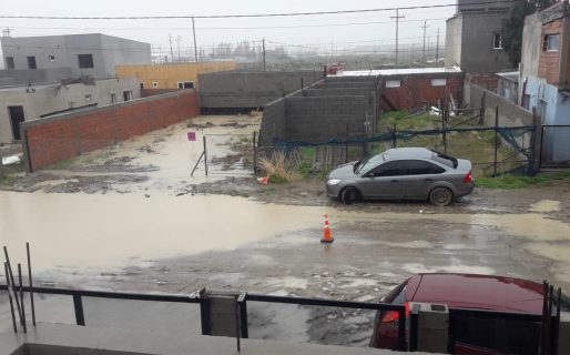 Vecinos del Azcuénaga 2 piden asistencia para evitar desbordes de agua adentro de las casas