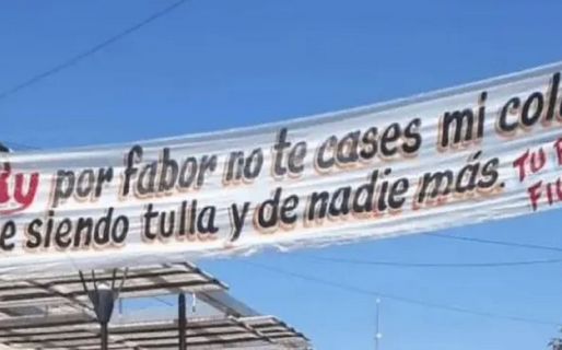 Pagó para colocar un insólito pasacalles: ‘’Kuky por fabor no te cases mi cola sigue siendo tulla’’