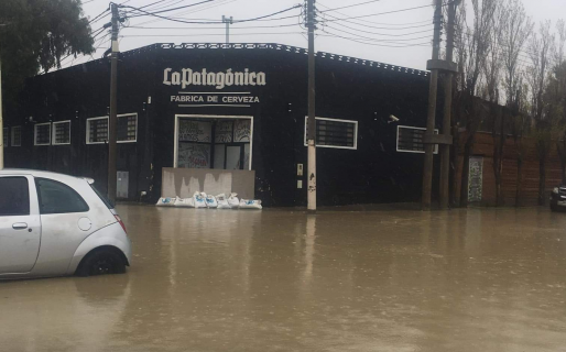 Con compuerta y bolsas de arena: así se defendió de la lluvia una reconocida cervecería