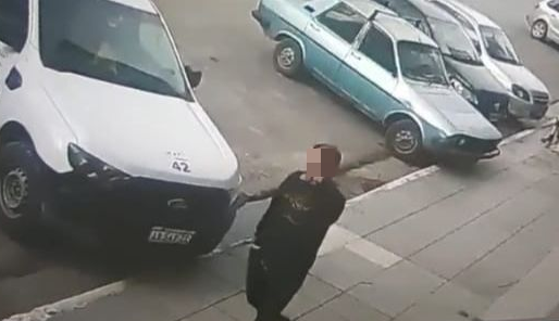 Tras una confusa maniobra, se robó una camioneta a plena luz del día en el centro