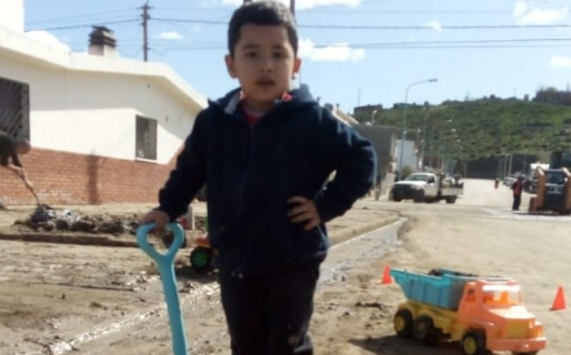 Tiene 4 años y ayudó a sus bisabuelos sacando barro de su casa