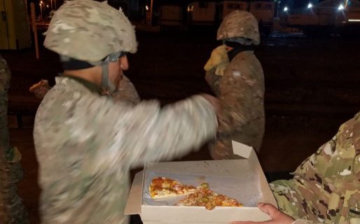 Vecinos agasajaron a los militares que colocaron el puente de acceso a Los Arenales