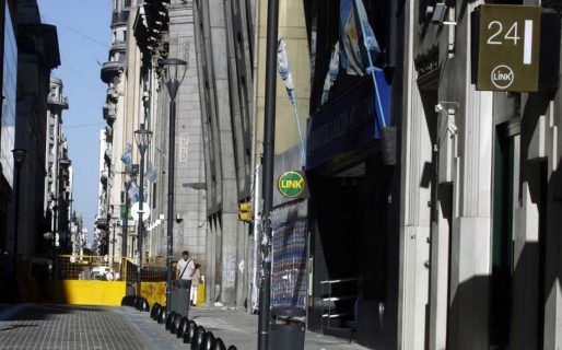 Qué pasa con los bancos y el mercado cambiario por el feriado de este viernes
