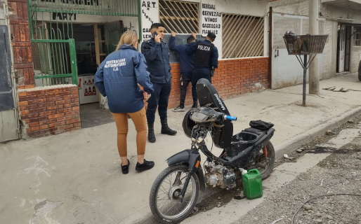 Por manejar sin casco, descubrieron que su moto tenía pedido de captura