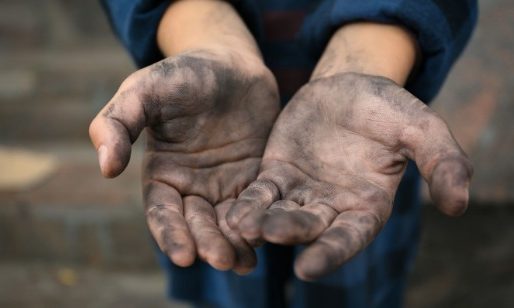 Detuvieron a un padre que obligaba a sus hijos a mendigar y los golpeaba si no le traían plata