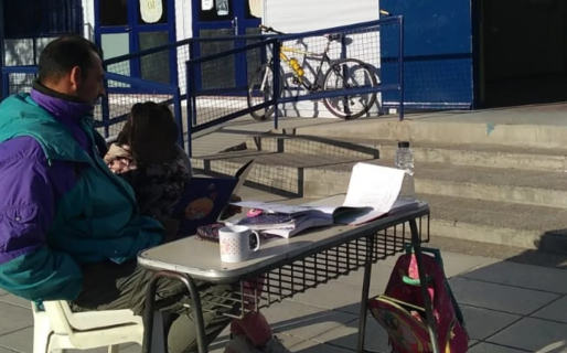 Un padre le dio clases a su hija en la vereda de la escuela