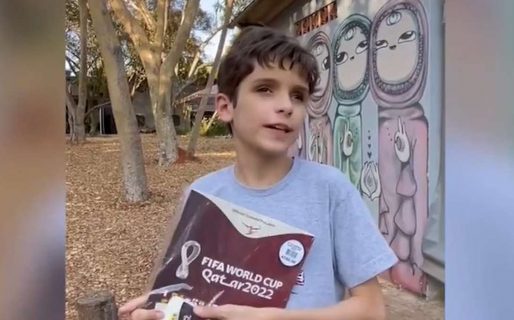 Tiene 11 años, es ciego y adaptó el álbum del Mundial al sistema braille para poder jugar con sus compañeros