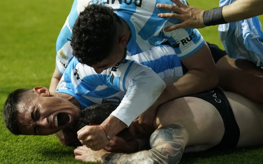 Racing ganó un partido para el infarto y se prende en la lucha por el campeonato