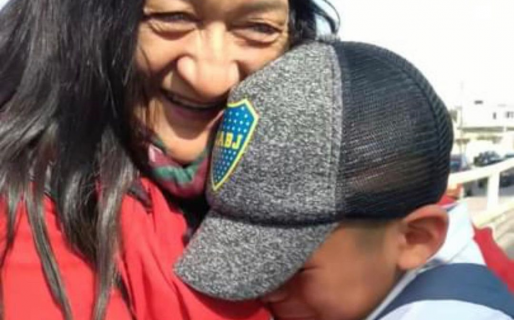 Ahorró para poder comprarle el álbum a su hijo y se lo dio de sorpresa: la emotiva reacción