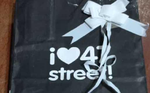 Encontró un costoso regalo y busca devolverlo a su dueño