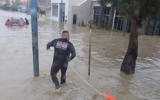 Tenso rescate de una familia atrapada en su vehículo por el agua