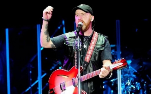 Un colectivo aplastó la mano del cantante de La Beriso, que fue operado y no podrá tocar